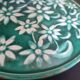 Dessous de plat vert à fleurs