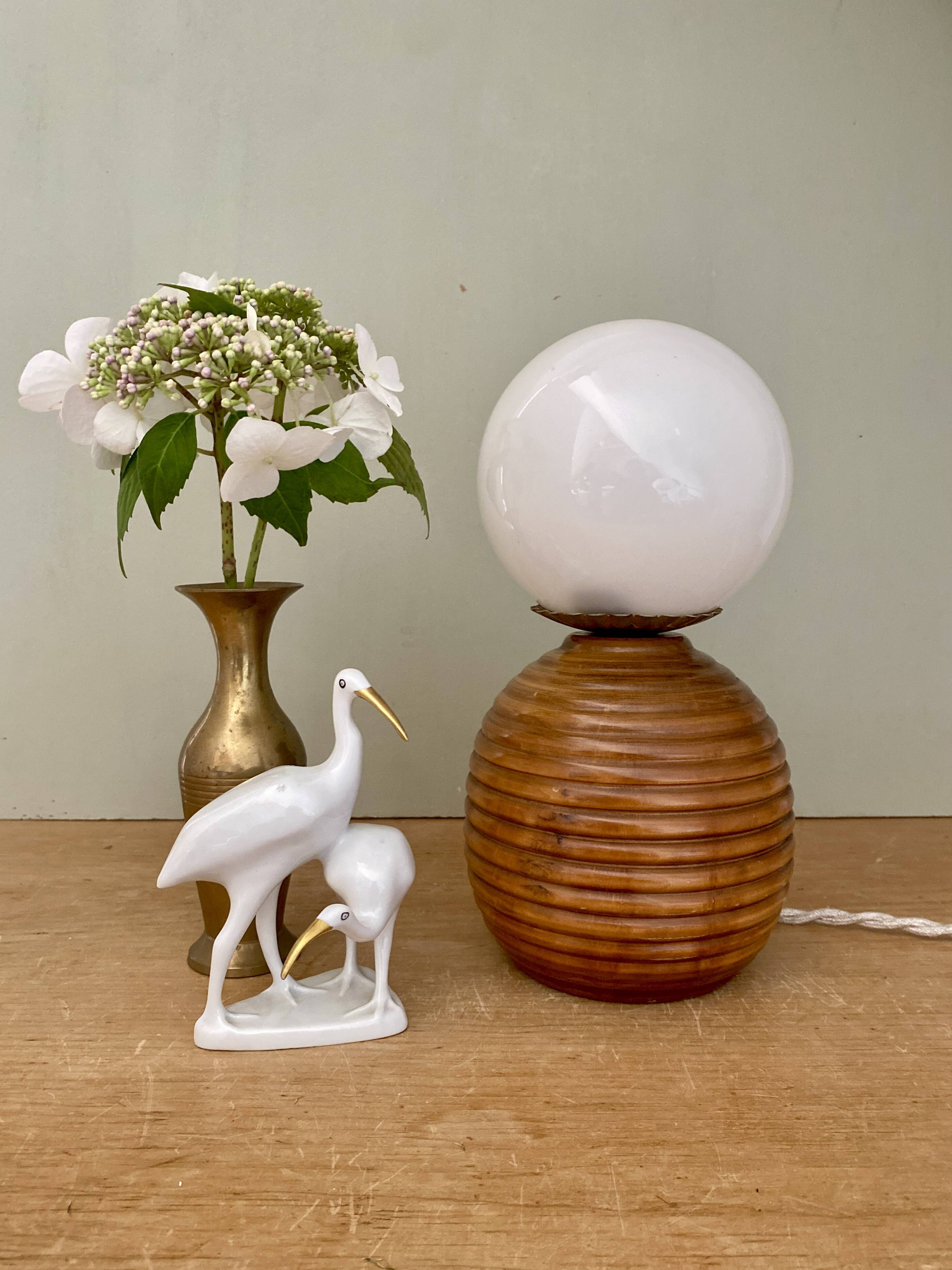 Lampe vintage opaline blanche et bois