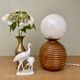 Lampe vintage opaline blanche et bois