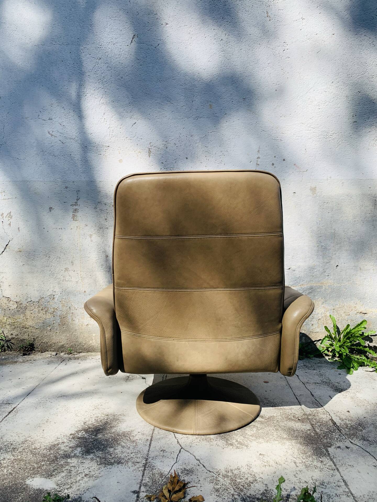 Vintage De Sede leather swivel chair, tulip base.