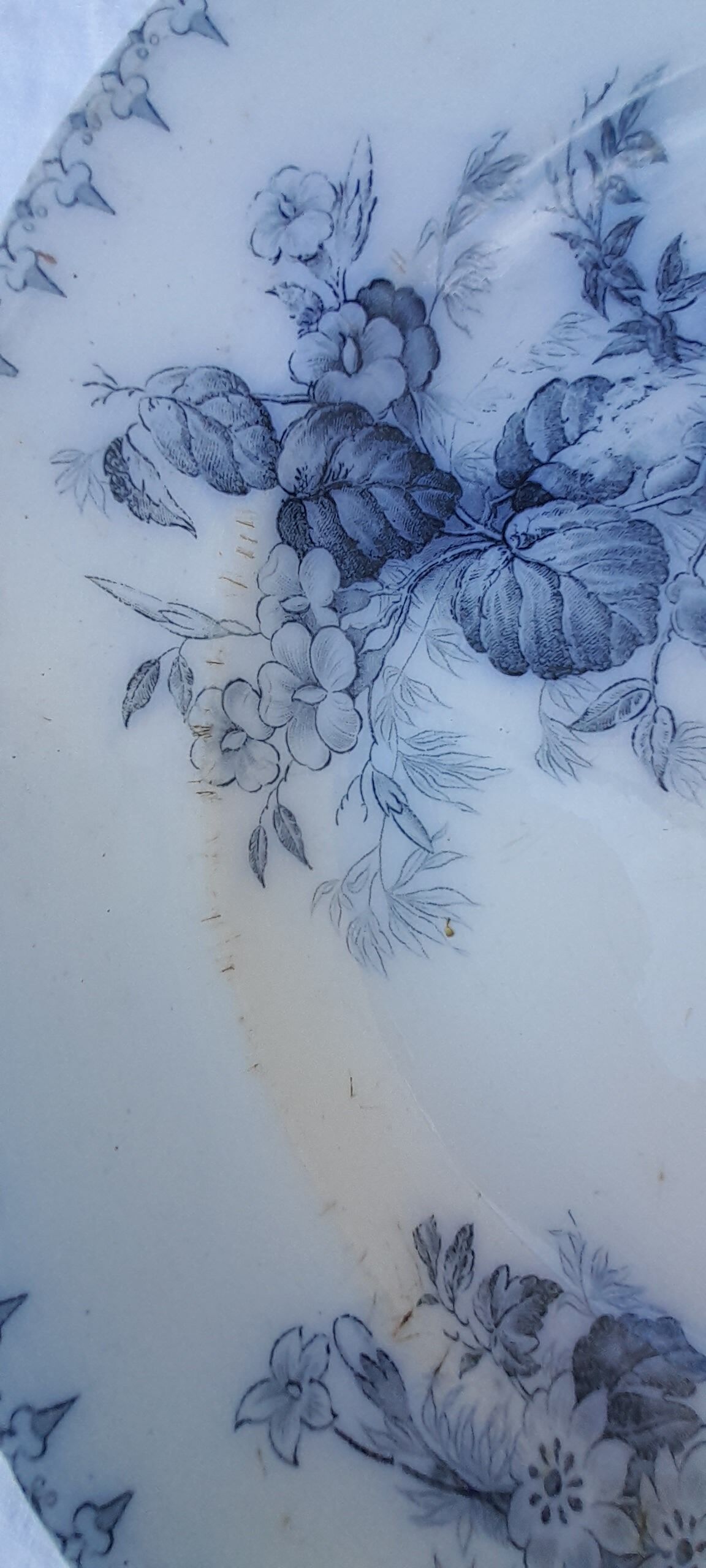 Round dish in earthenware U & C Sarreguemines Model Flora diam 32 cm