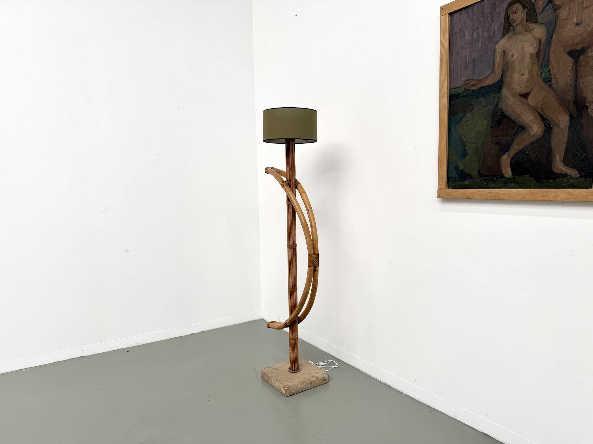 Lampadaire sculptural en rotin cintré