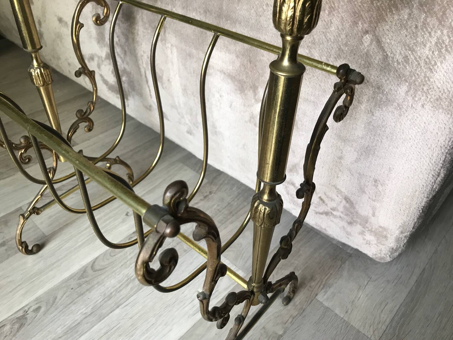Marble and gilded bronze magazine rack