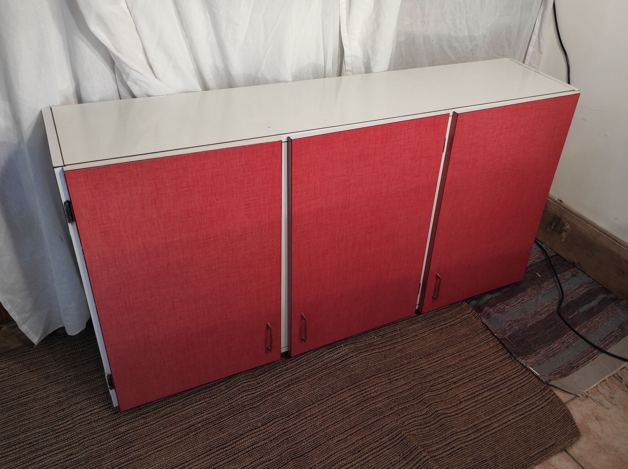 Placard haut de cuisine trois portes en formica rose