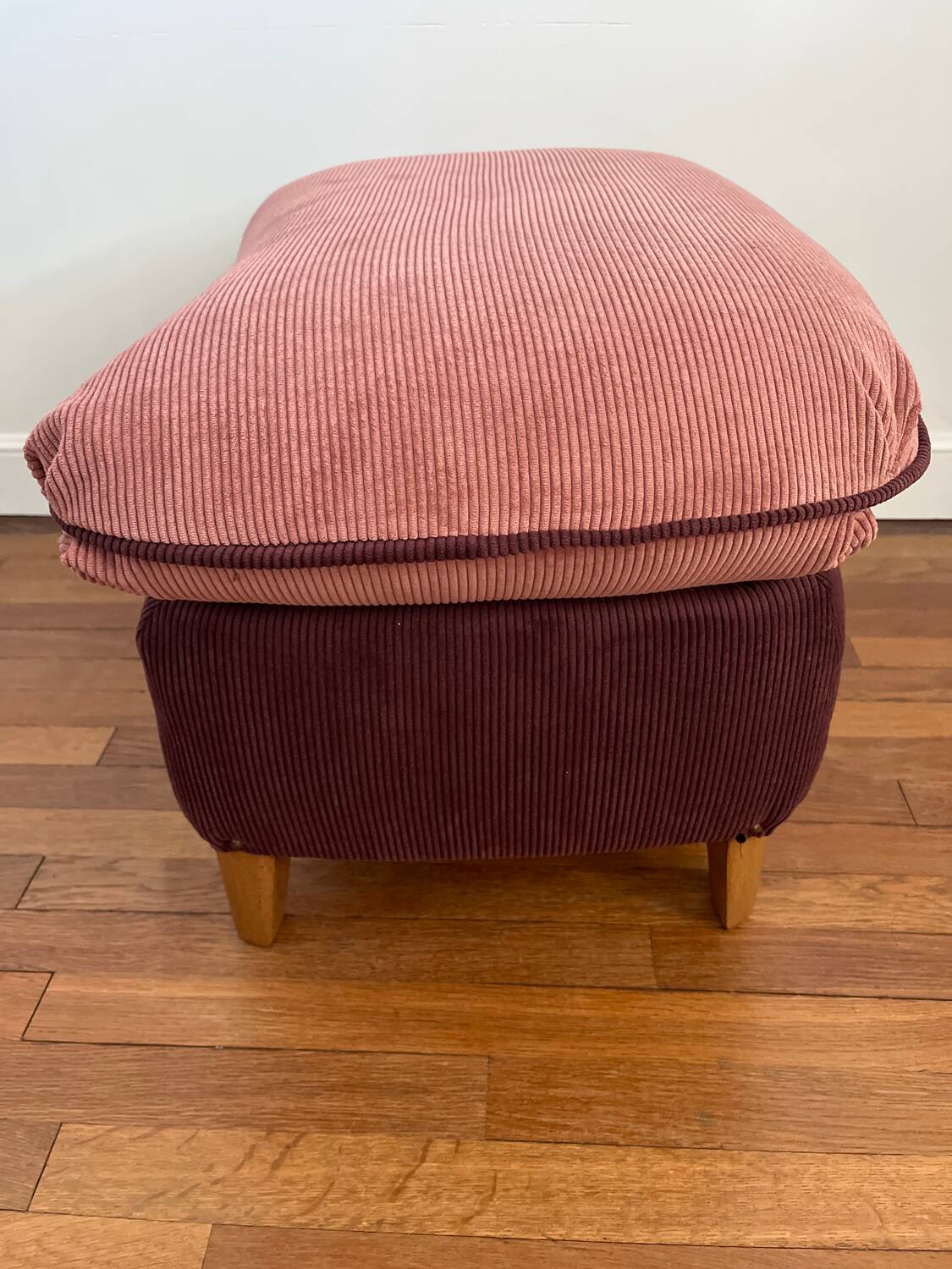 Siège, pouf vintage en velours côtelé rose et violine