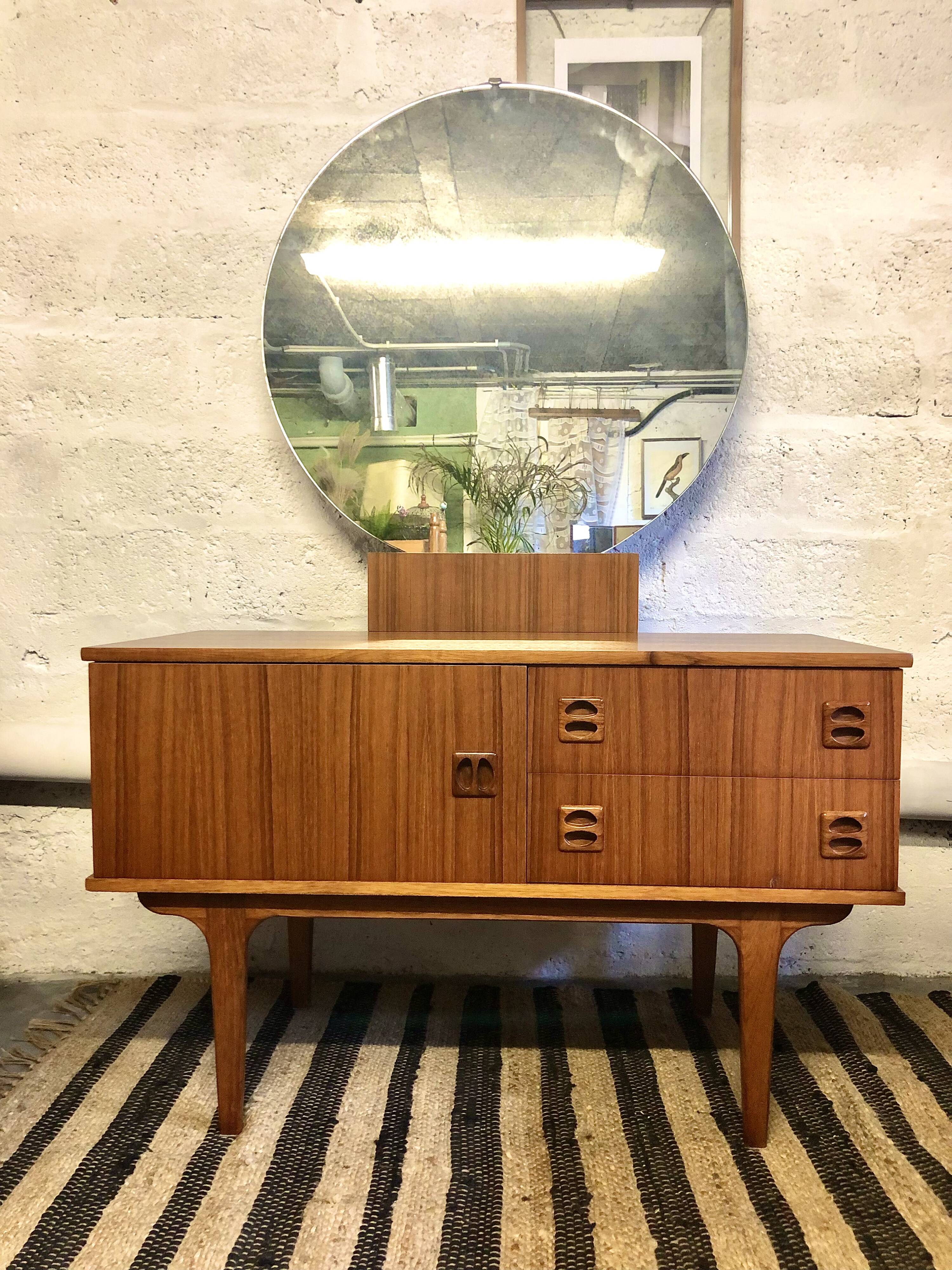 Scandinavian dressing table round mirror