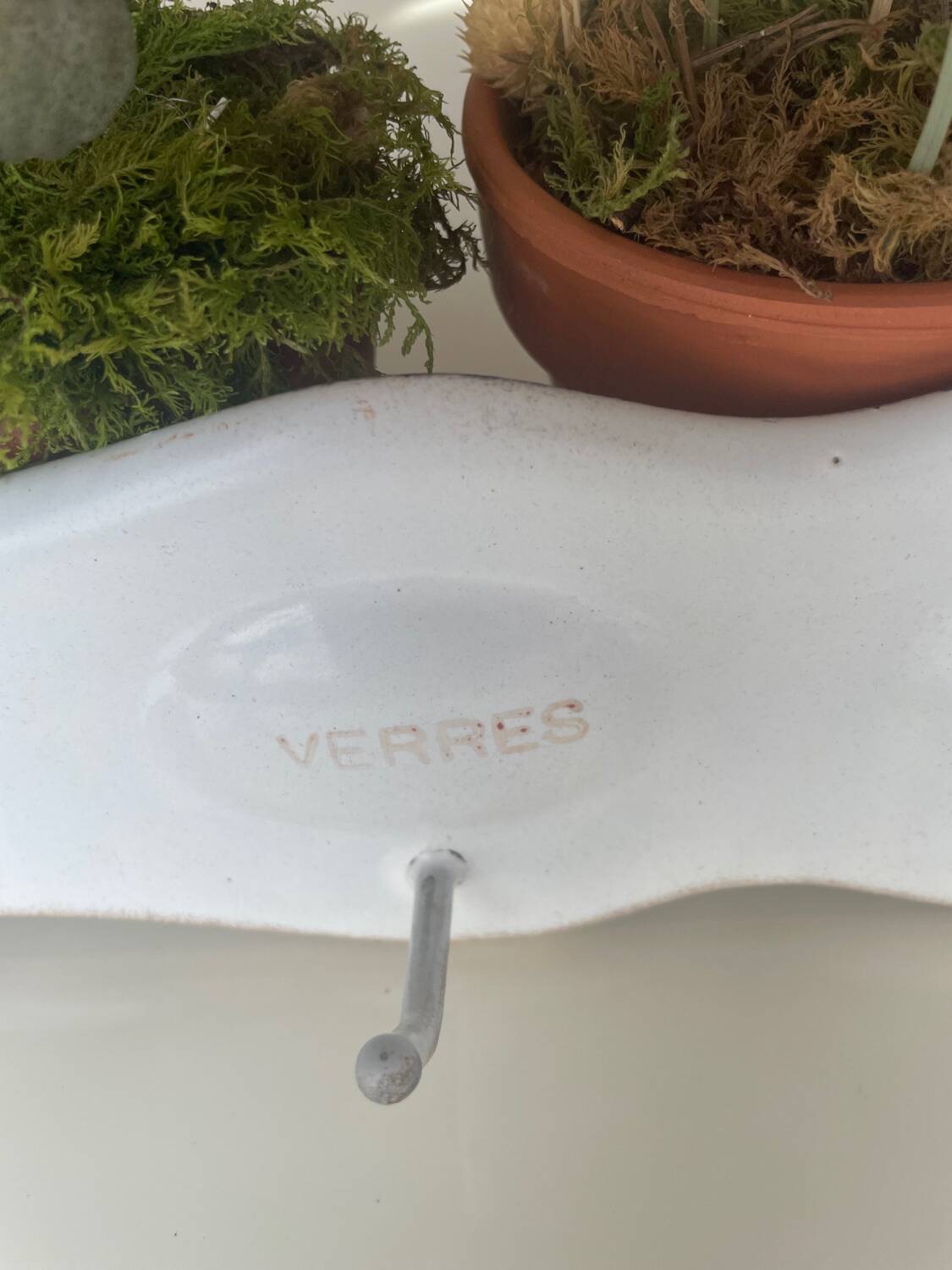 Enamelled sheet metal with inscriptions and hooks