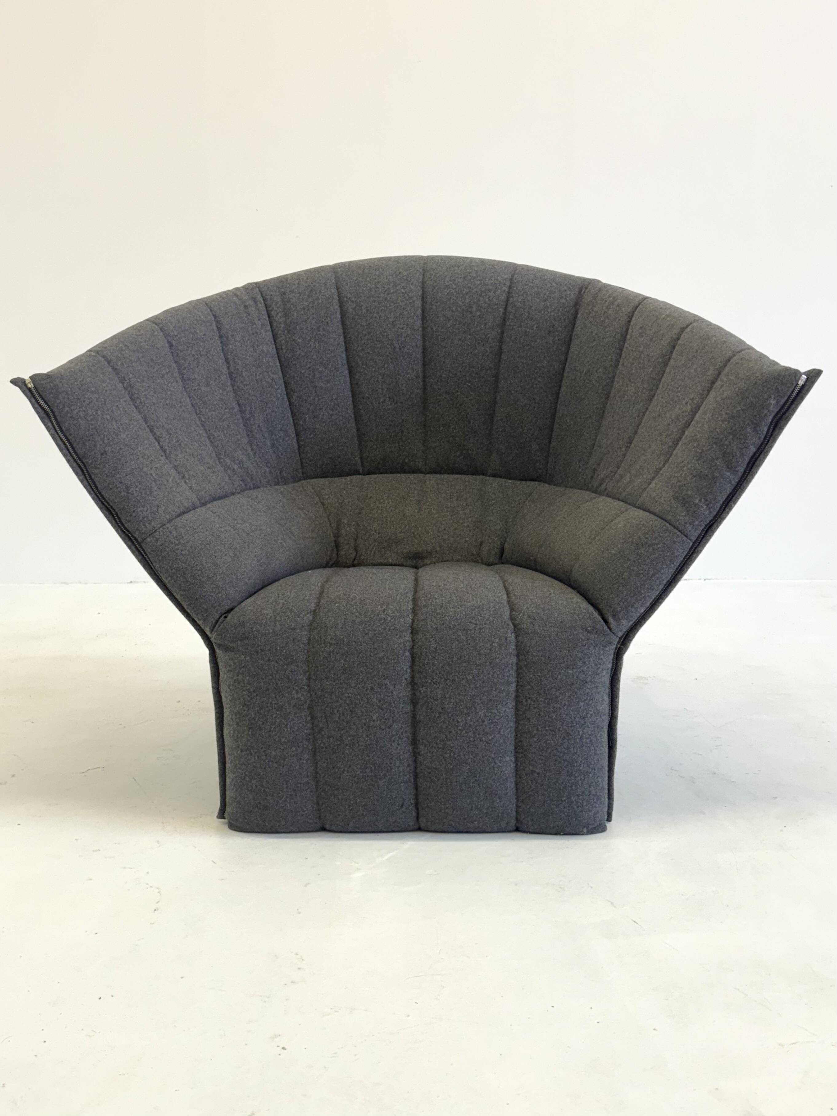 Fauteuil Moel gris foncé de Ligne Roset par Inga Sempé