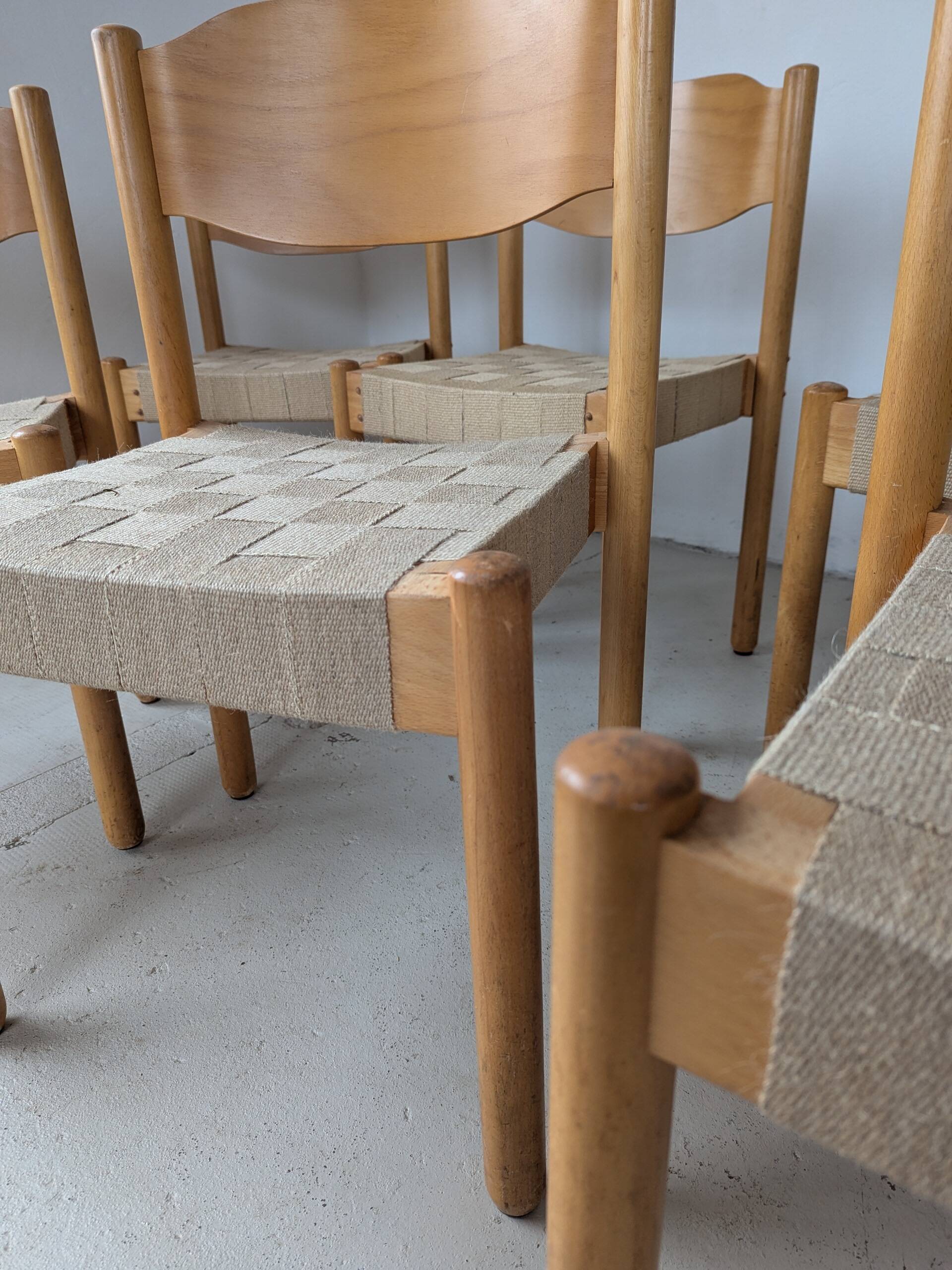 Set of 6 stackable chairs in beech and jute.