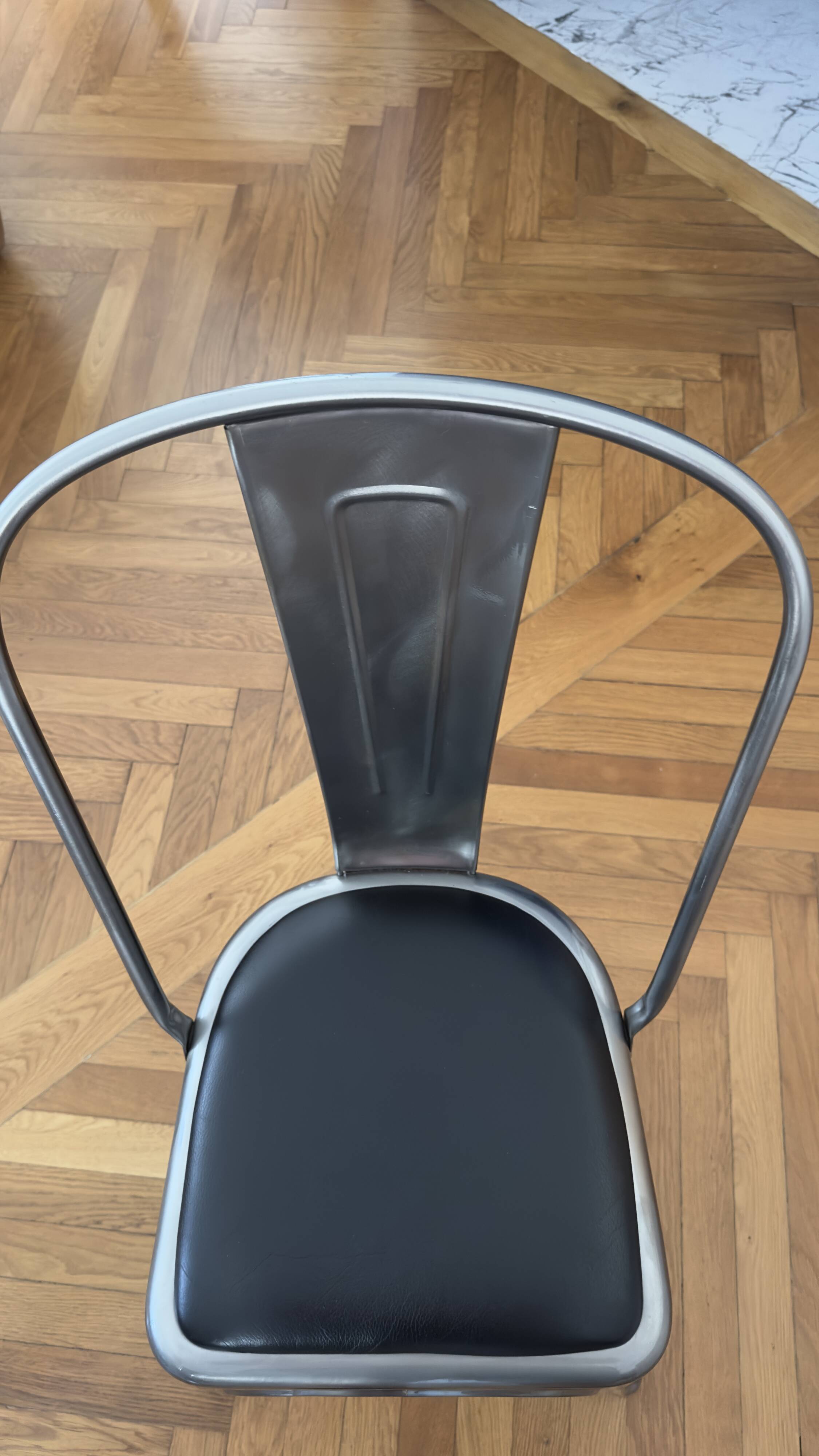 8 chaises modèle A Tolix