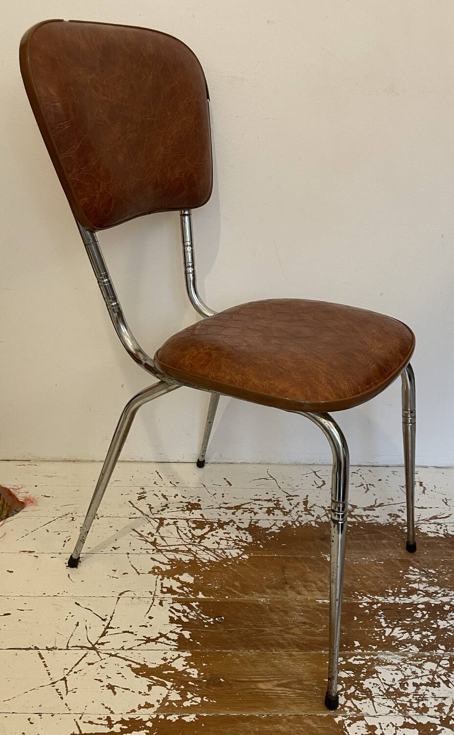 Chaise vintage en skaï marron