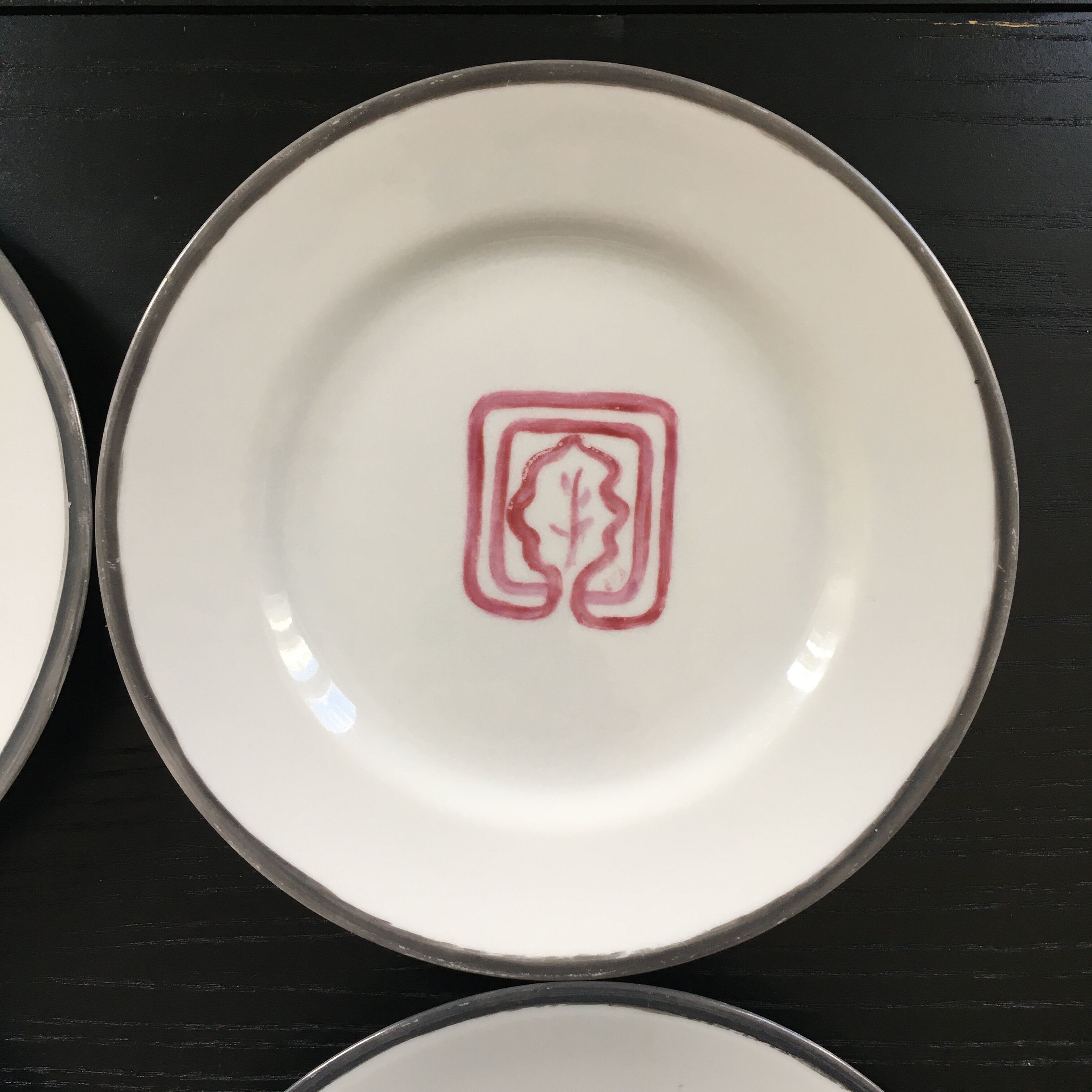 Set of 4 plates with oak leaf decoration