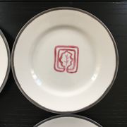 Set of 4 plates with oak leaf decoration