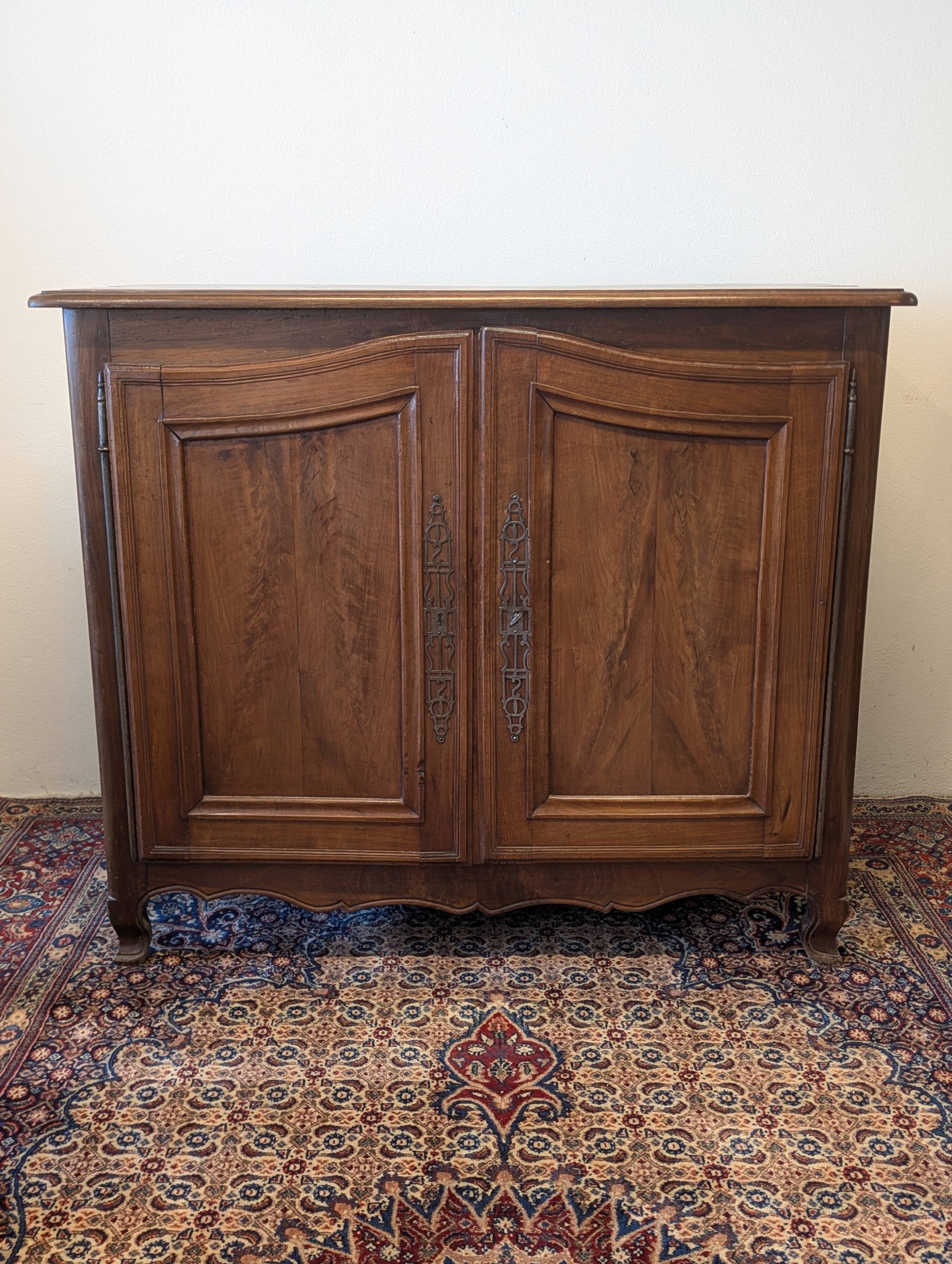 Small oak and knot buffet