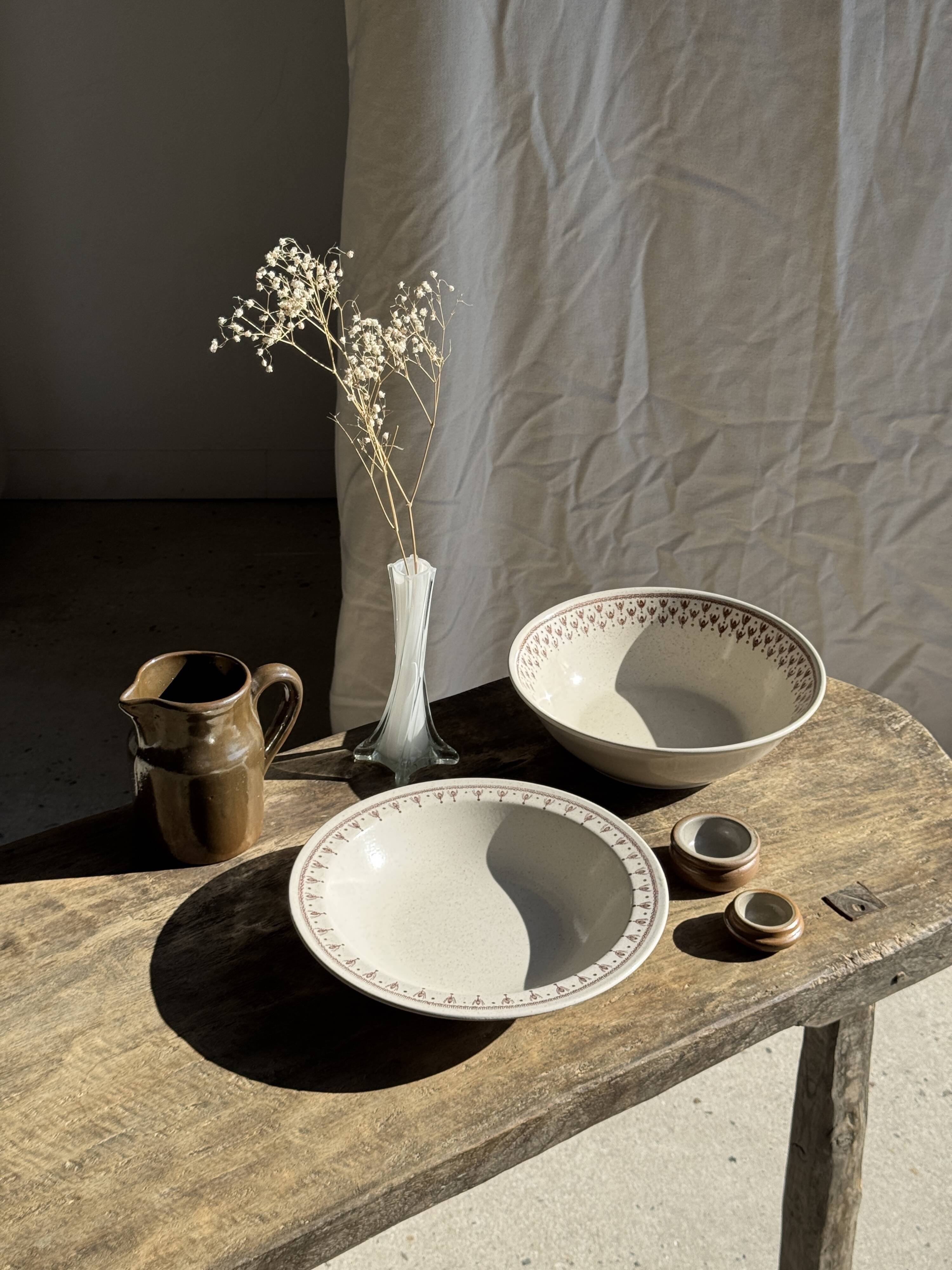 Set of a salad bowl and a vintage brown circular dish D28.