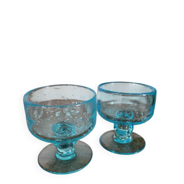Coupes bleu en verre bullé