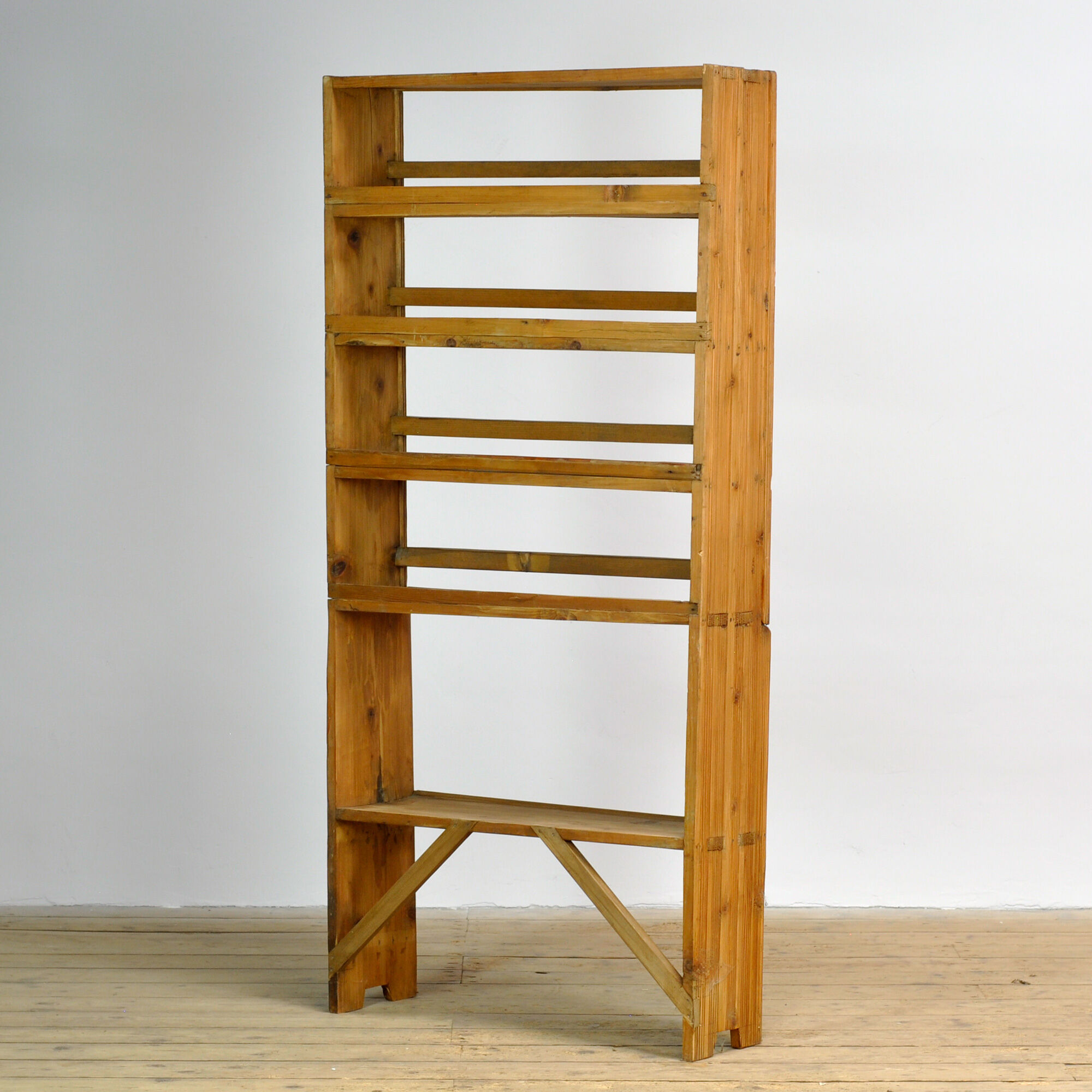 Armoire en pin, vers 1930