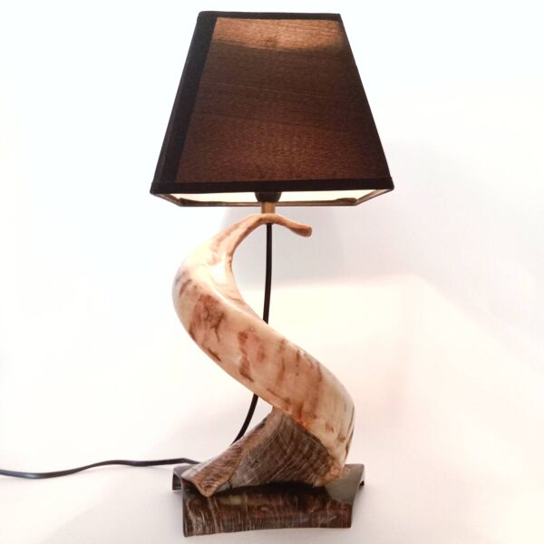 Lampe spirale brutaliste années 60 objet de curiosité en corne