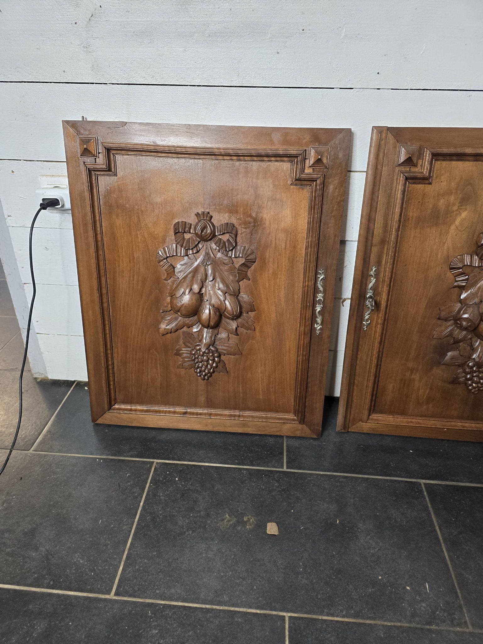 Paire de portes en bois sculpté en noyer