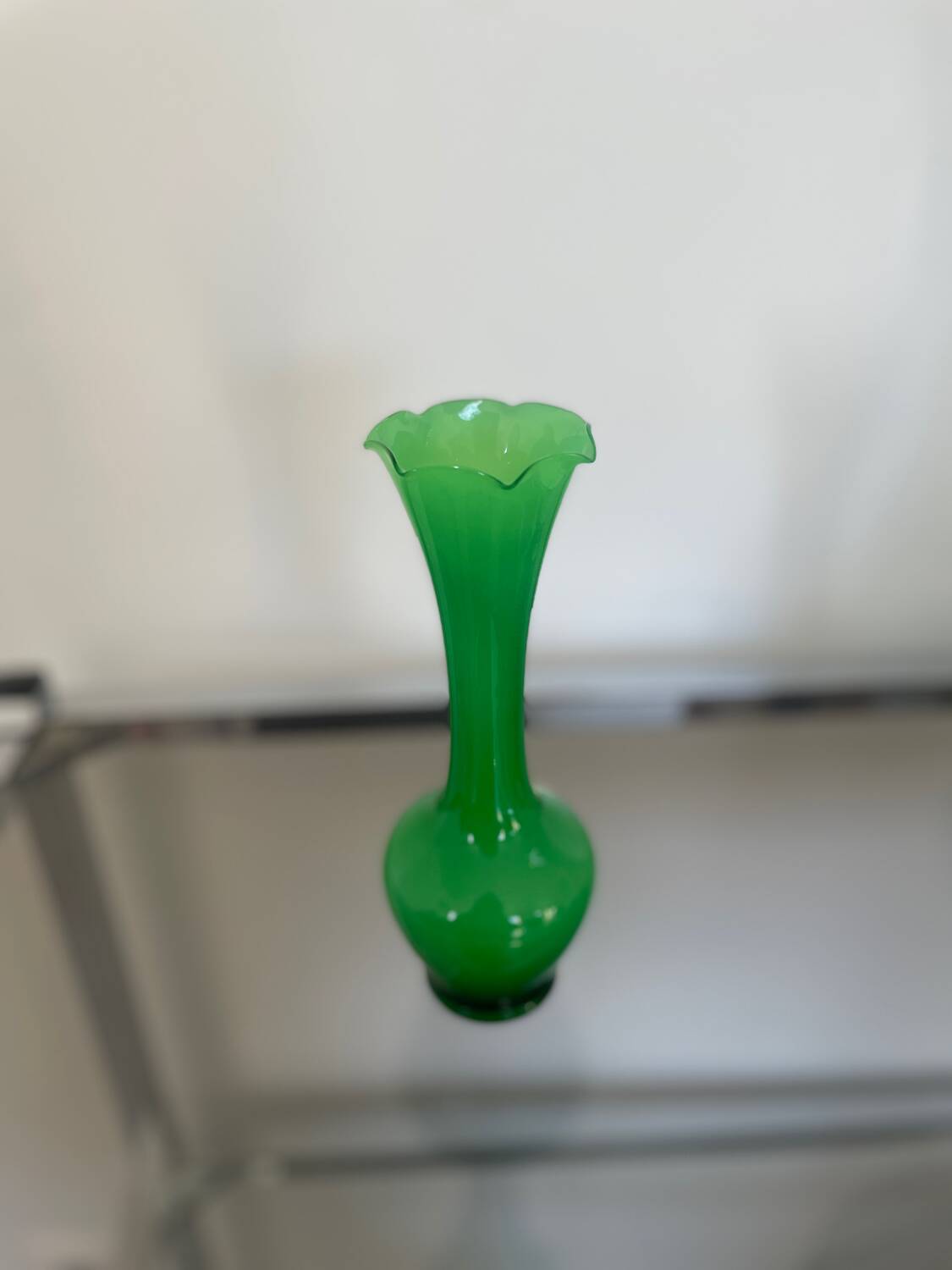 Green opaline single-flower vase – Elegant and decorative