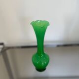 Green opaline single-flower vase – Elegant and decorative