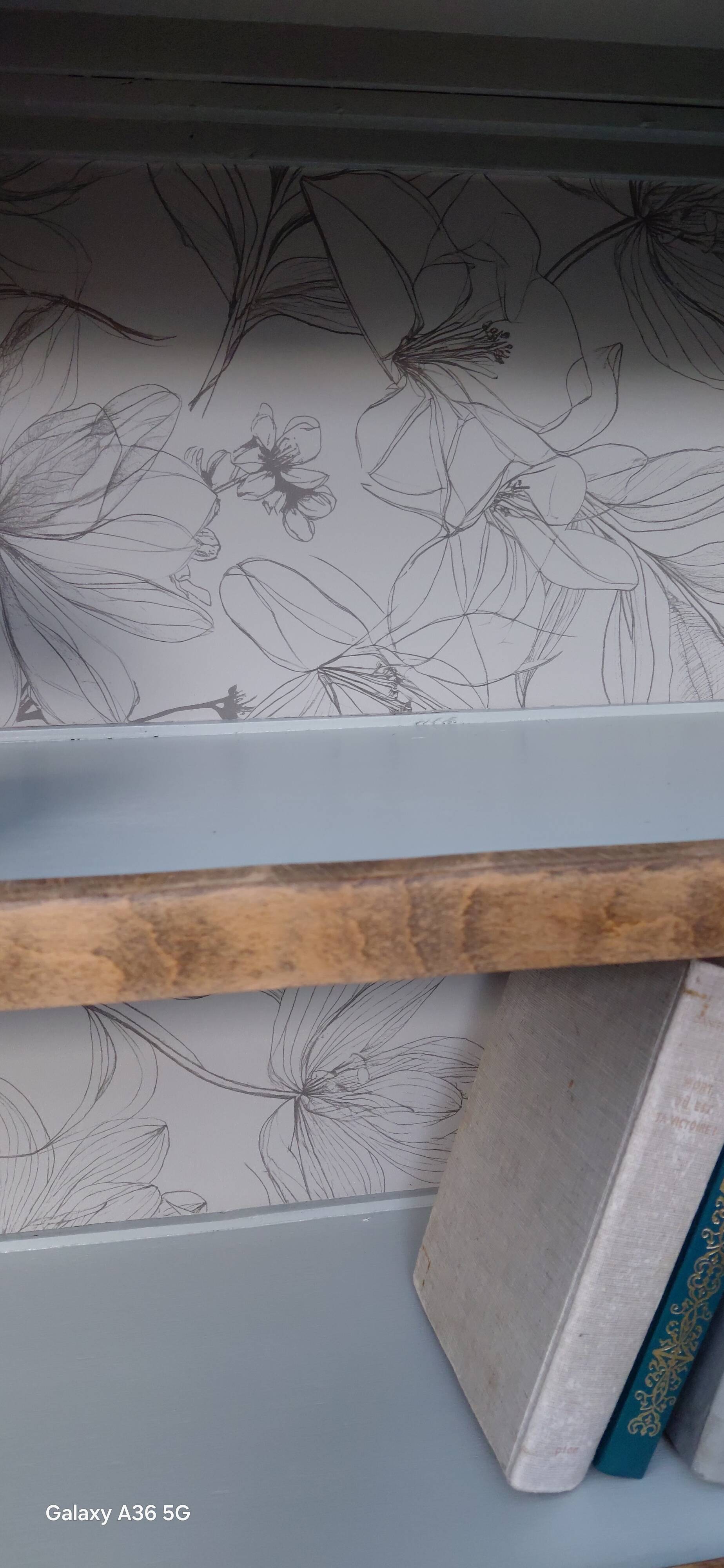 Small upcycled vintage bookshelf – Wood and floral background