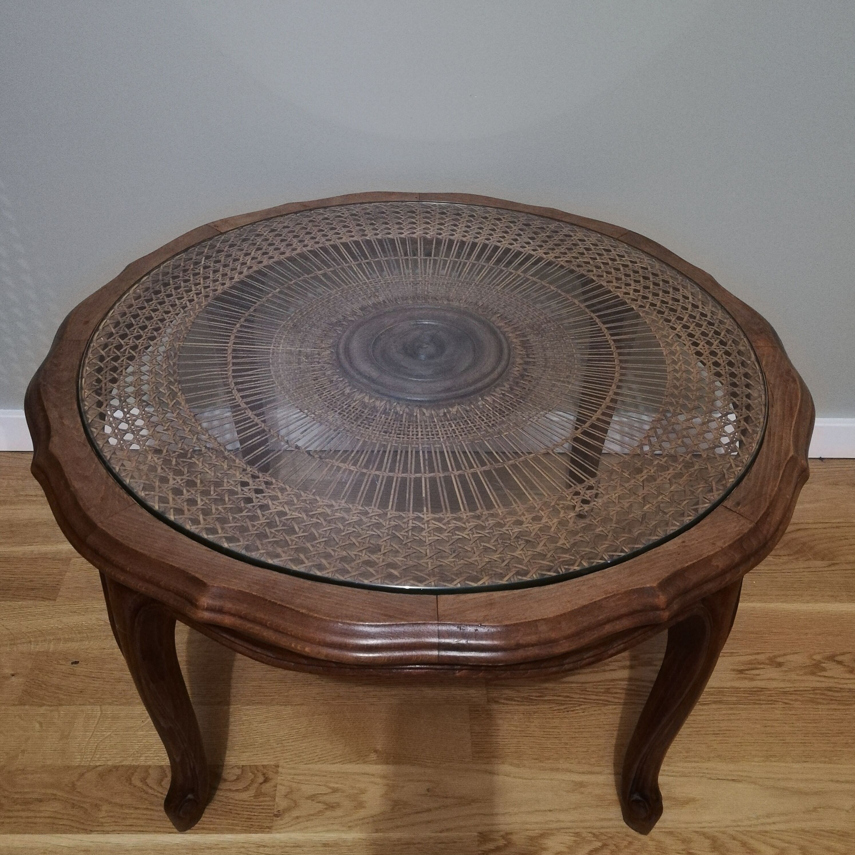 Table basse cannée en bois et verre