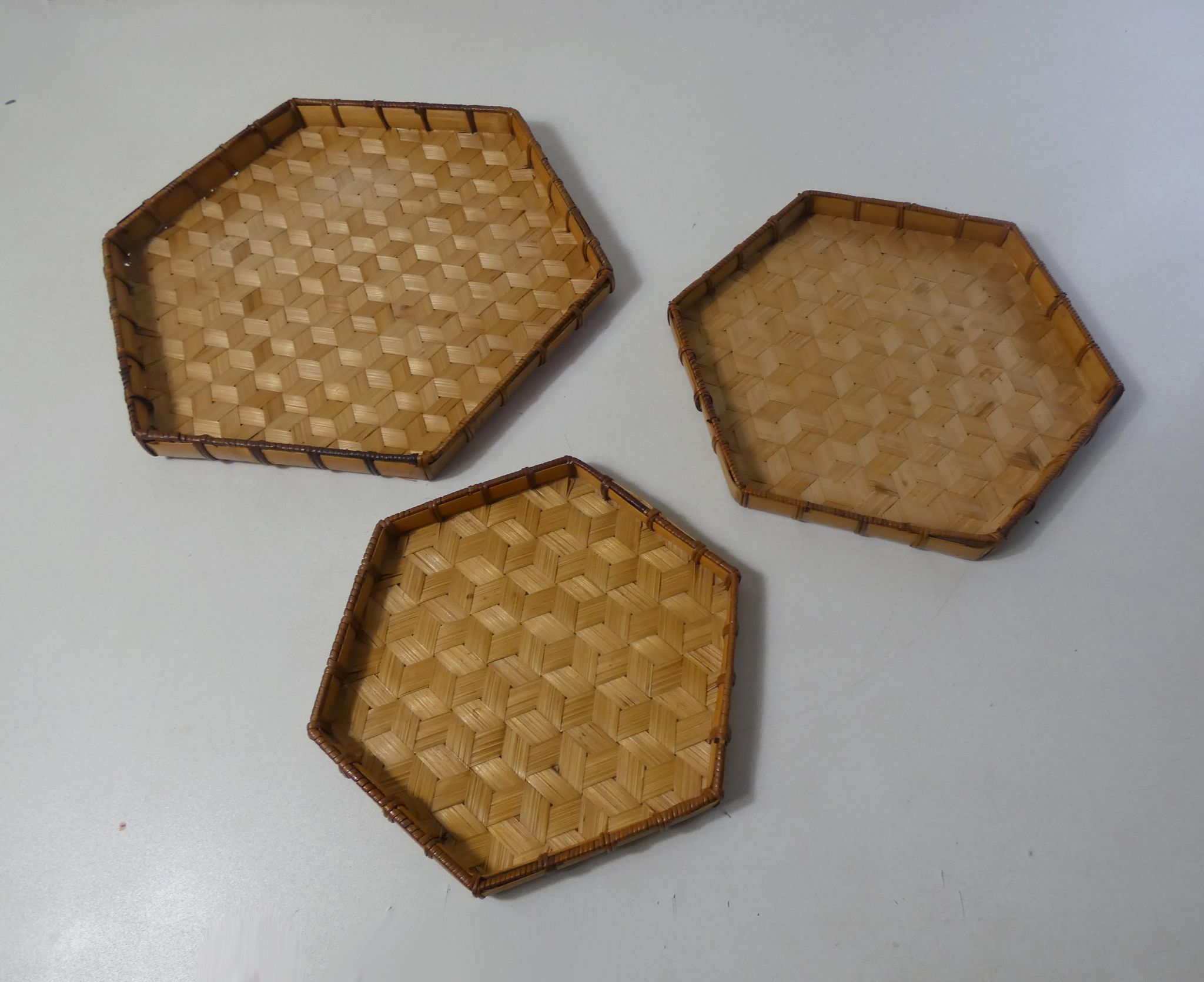 Plateaux gigognes en rotin et bambou