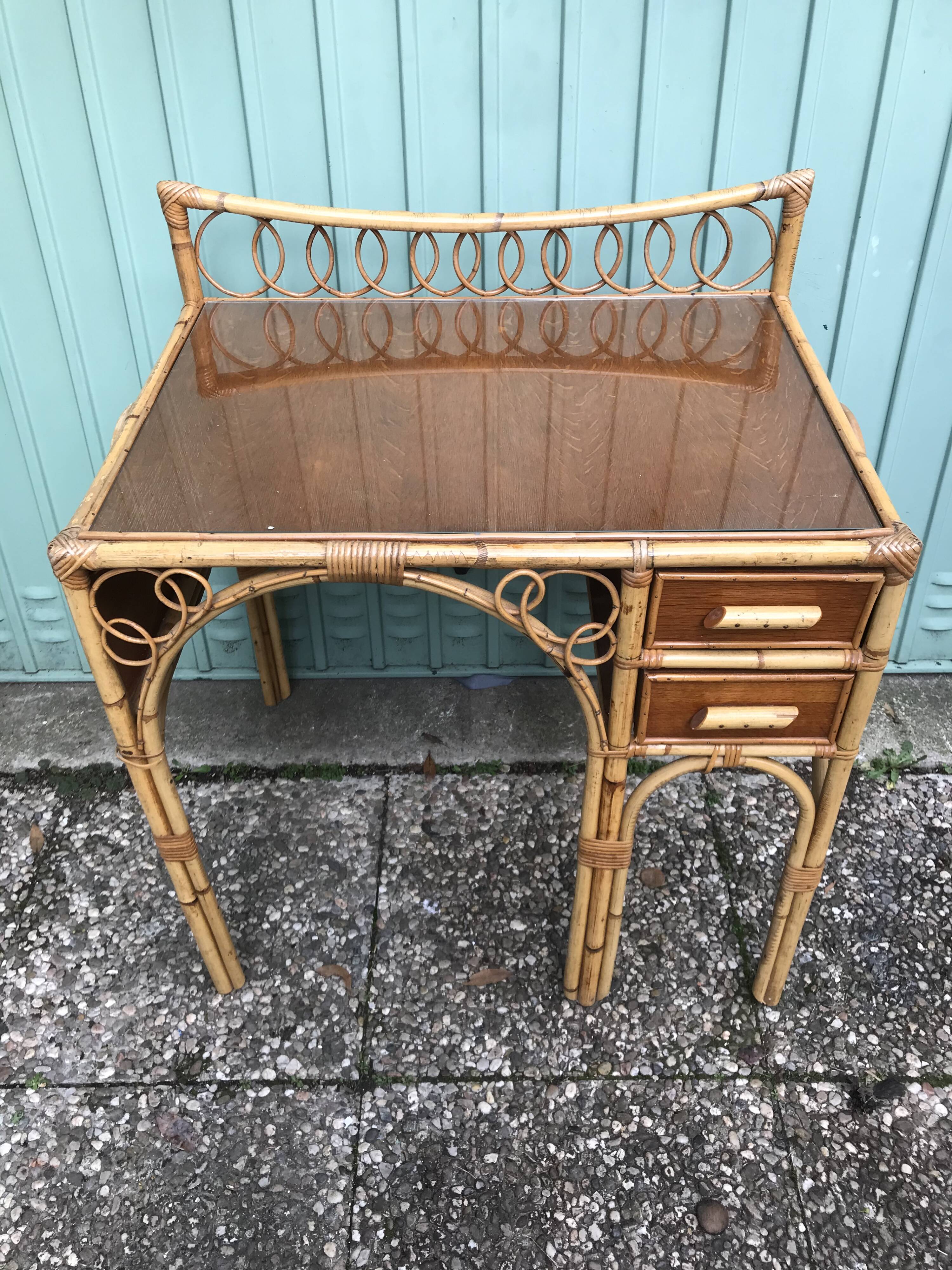 Ancien bureau en rotin à 2 tiroirs & plateau verre + étagère + 2 appliques vintage
