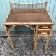 Ancien bureau en rotin à 2 tiroirs & plateau verre + étagère + 2 appliques vintage