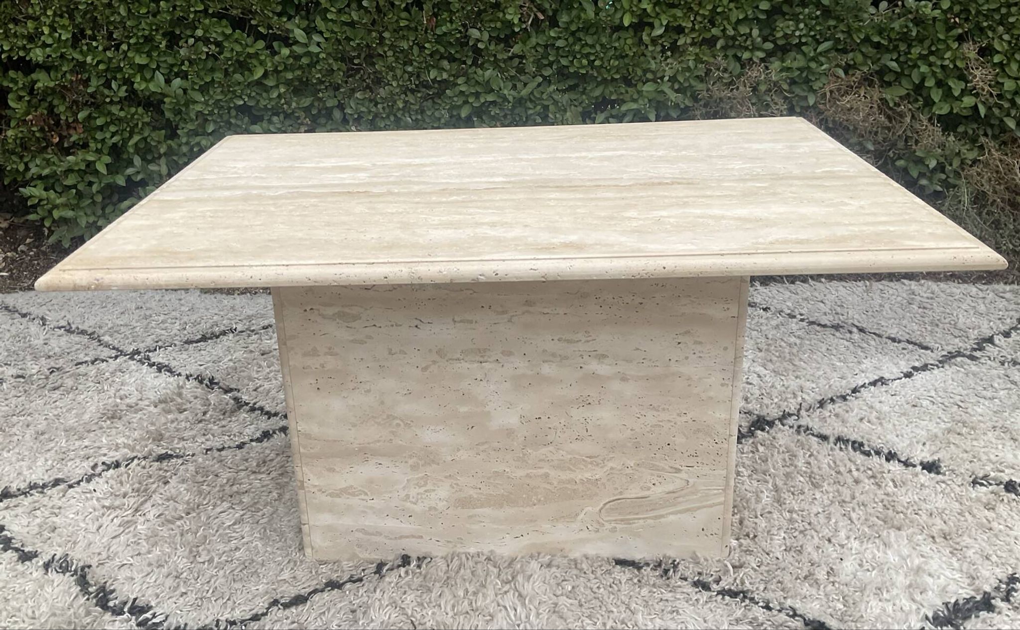 Table basse en travertin 