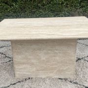Table basse en travertin 