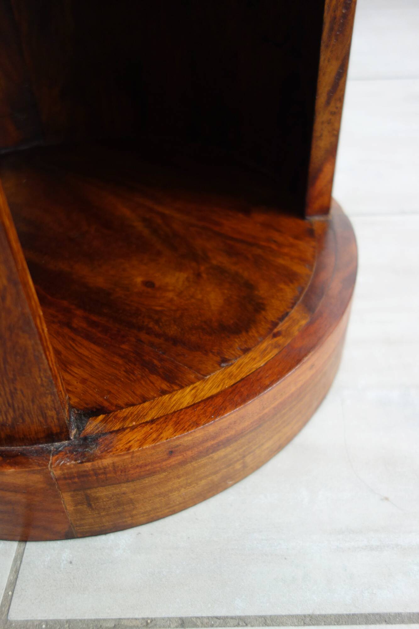 Petit meuble d'appoint circulaire ou chiffonnier en palissandre années 60, Inde