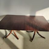 English dining room table in mahogany veneer late nineteenth with two extensions (from 1m80 to 2m80)