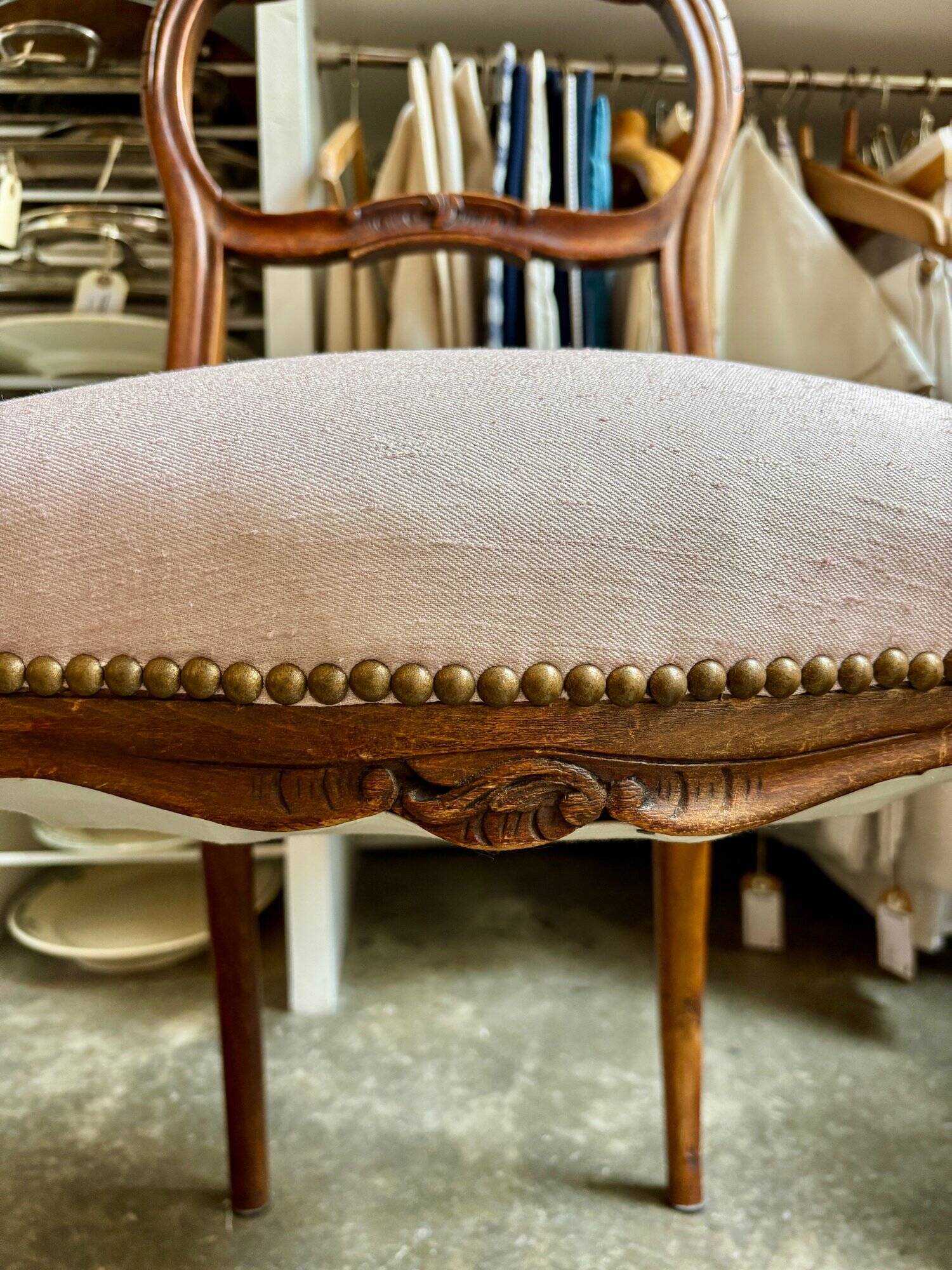 Chaise en bois ciselé et tissu rose poudré