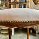 Chaise en bois ciselé et tissu rose poudré