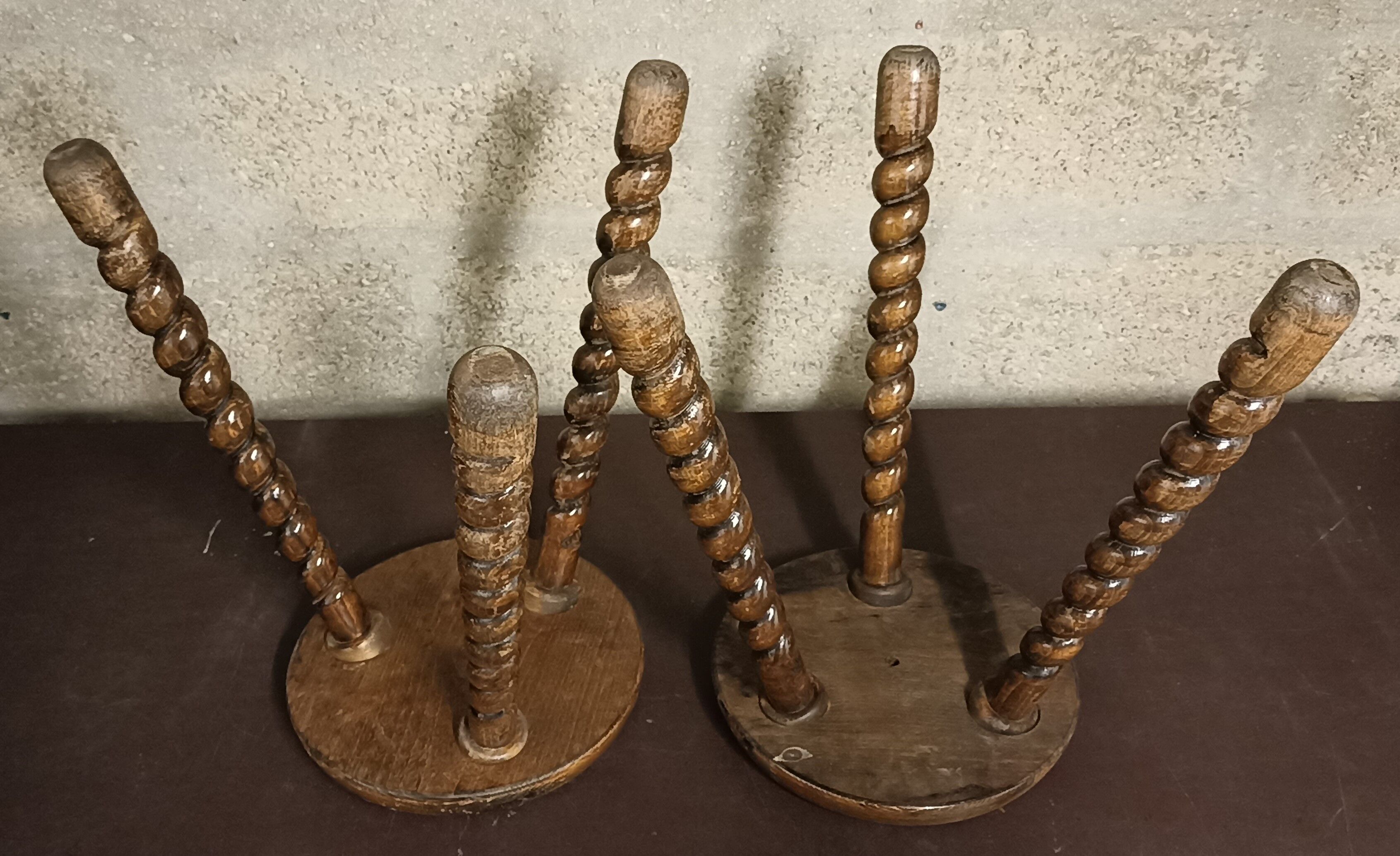 Tabourets tripodes bois pieds torsadés