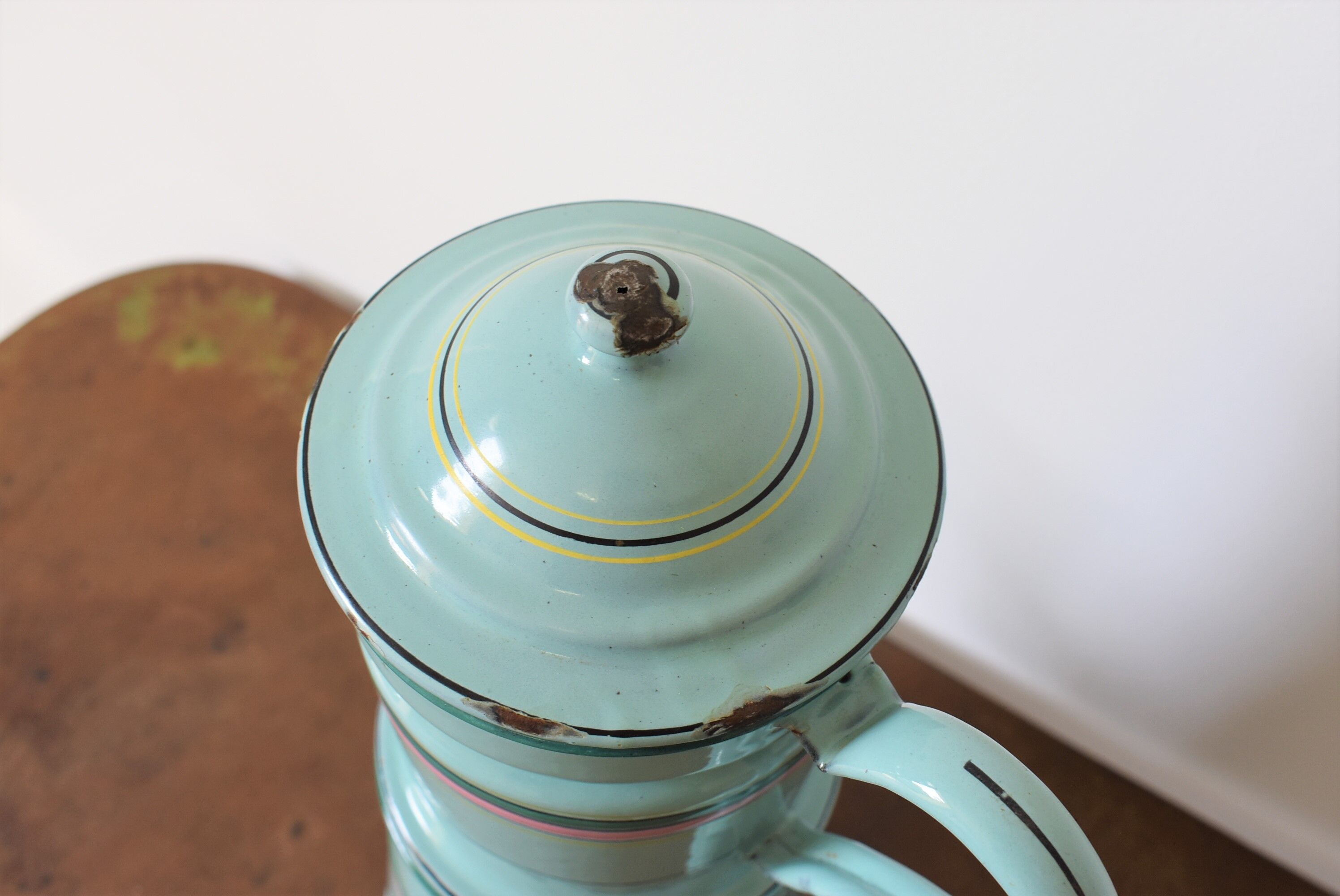 Pretty enamelled filter coffee maker
