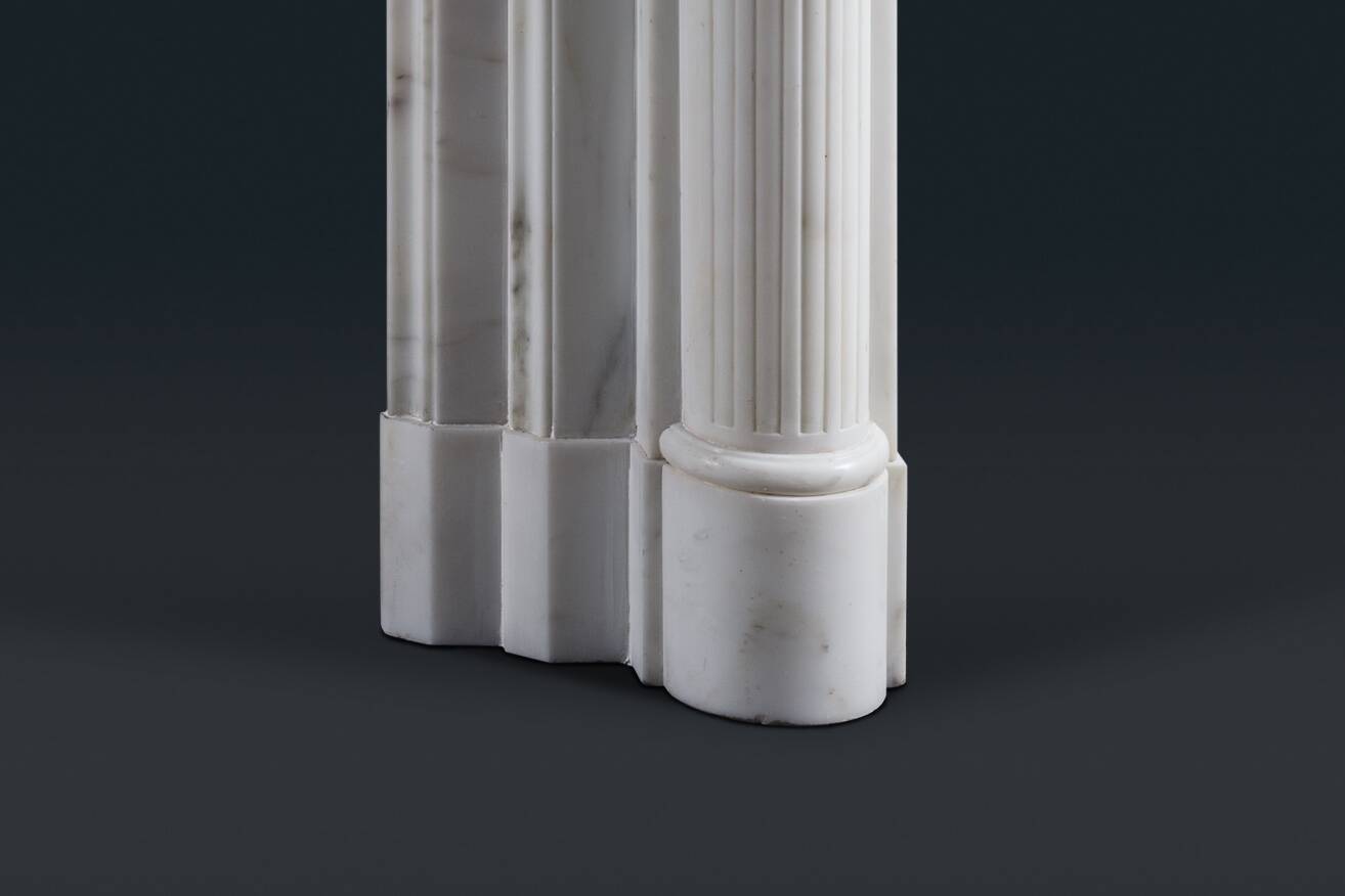 Cheminée en marbre statuaire de style Louis XVI