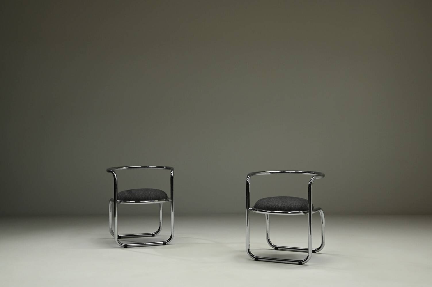 Set of 2 chrome side chairs, 1970s Italy.