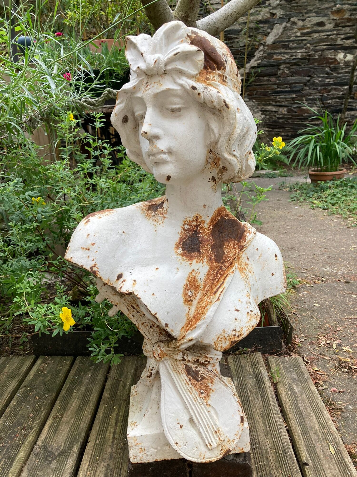 Old garden bust in cast iron troubadour early twentieth century