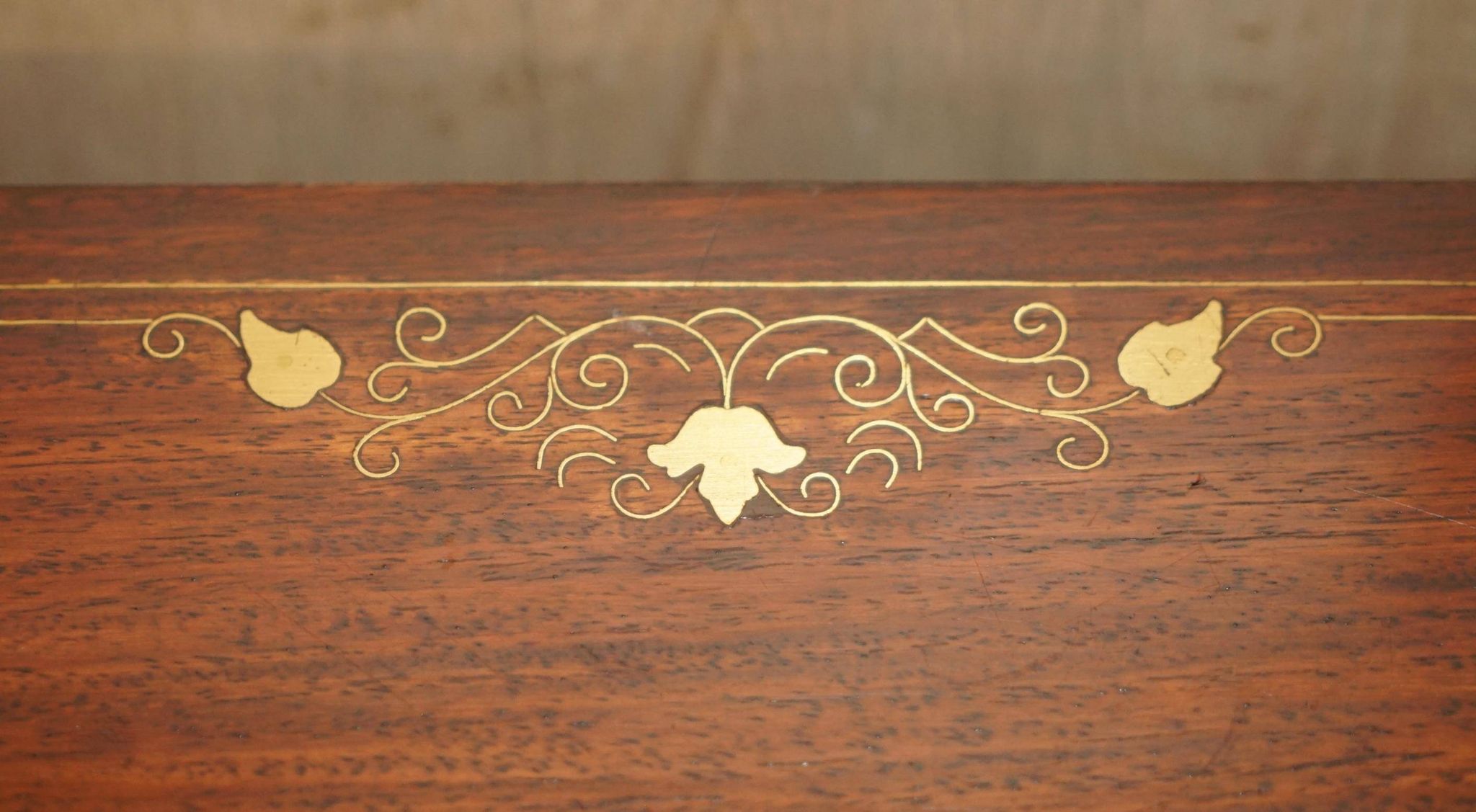 Commode vintage anglo-indienne en bois dur avec incrustations en laiton