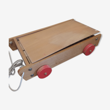 Ancien chariot en bois avec blocs de construction