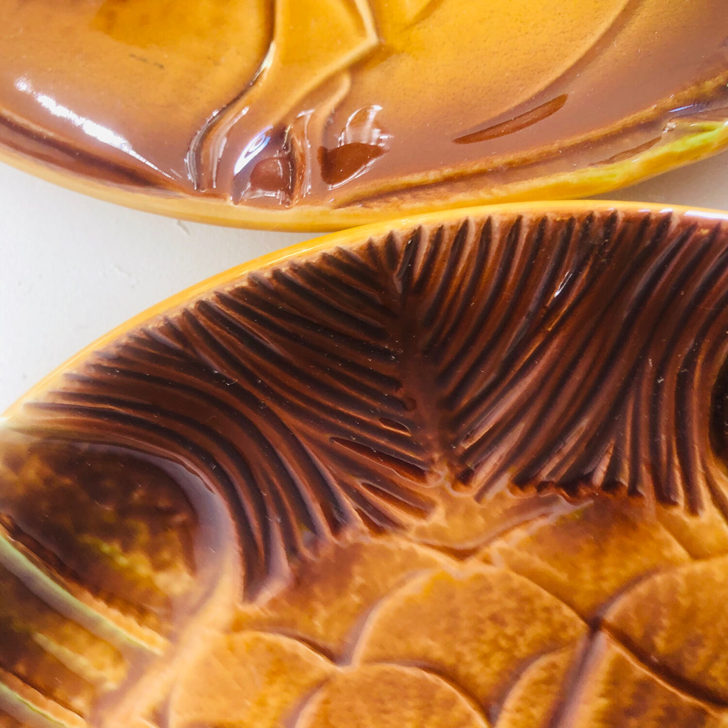 Lot de 2 plats en barbotine Sarreguemines décor poissons