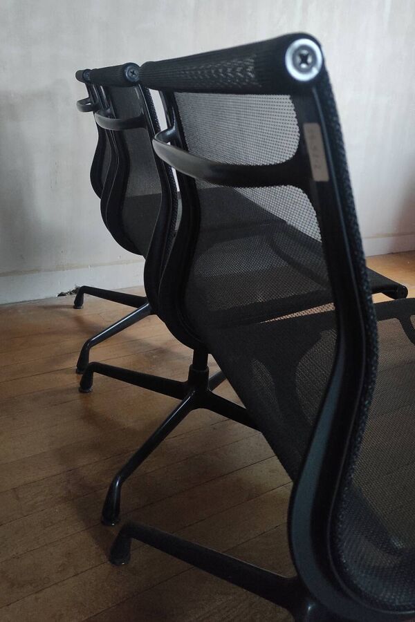 3 chaises EA105 de Charles & Ray Eames pour Vitra