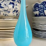 Vase, soliflore en opaline blanche et bleu ciel