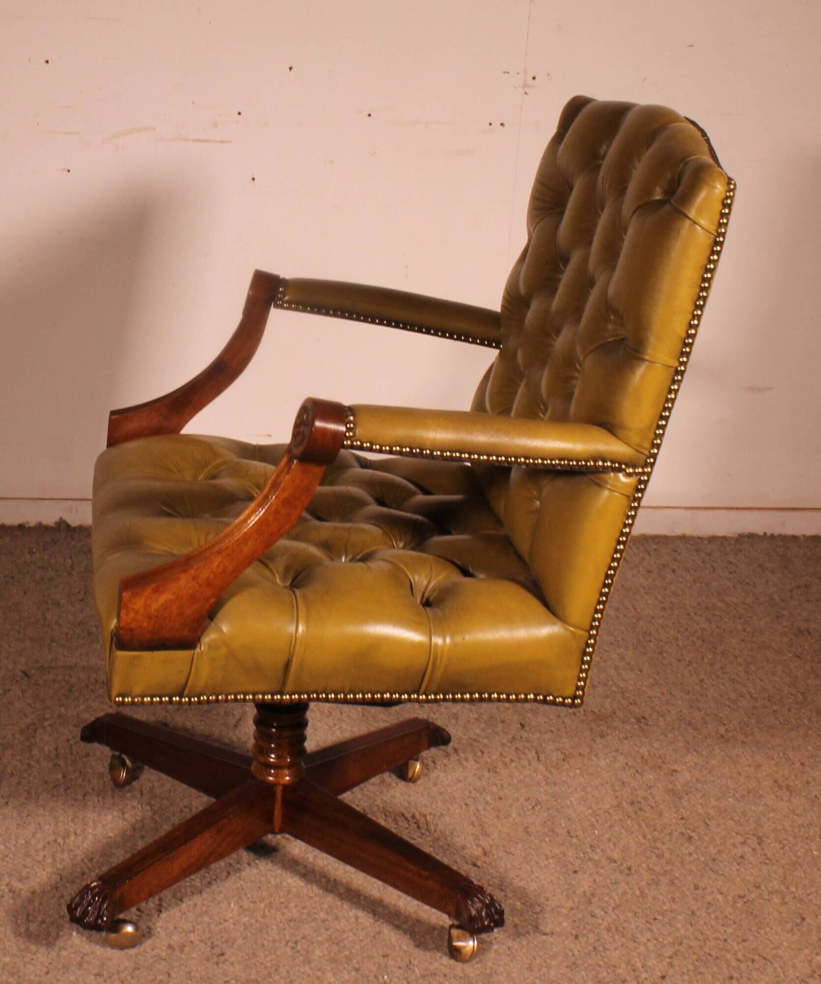Office Chair Known as Swivel Executive Chair in Mahogany and Leather