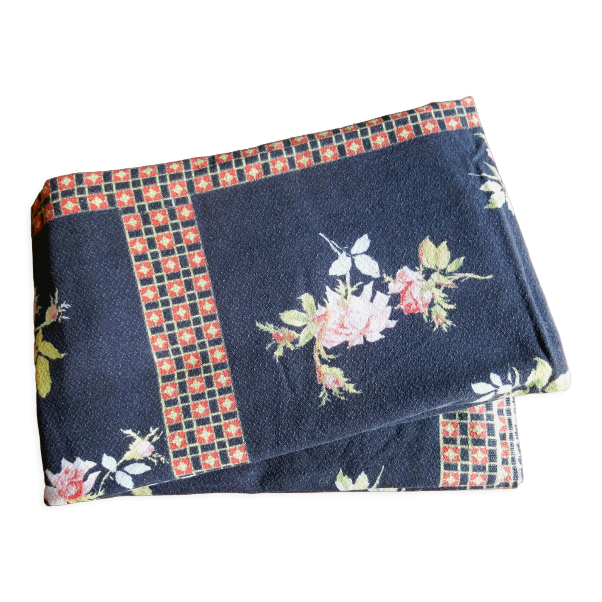 Black tablecloth with bouquets of roses