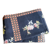 Nappe noire avec bouquets de roses