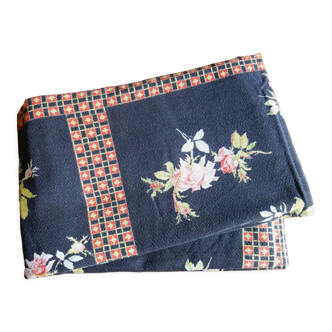 Black tablecloth with bouquets of roses